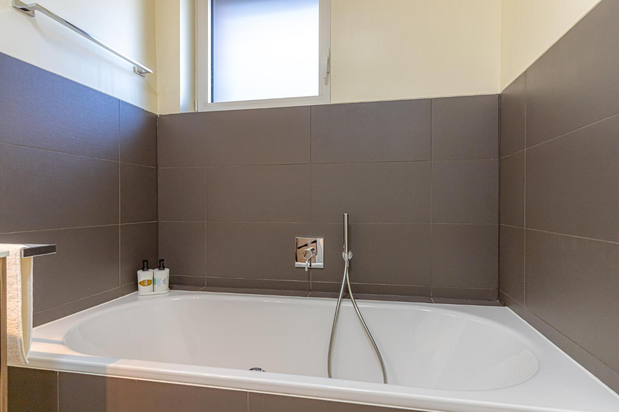Imperial Of Lugano 3 With A Lake View Behind The Station And 10 Min From The Lake Of Lugano Exteriör bild